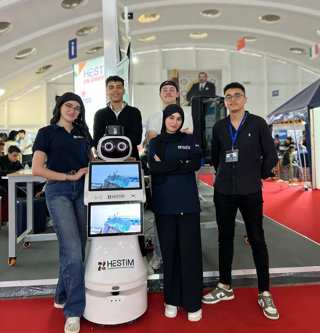 Etudiants HESTIM lors du salon international de l'étudiant